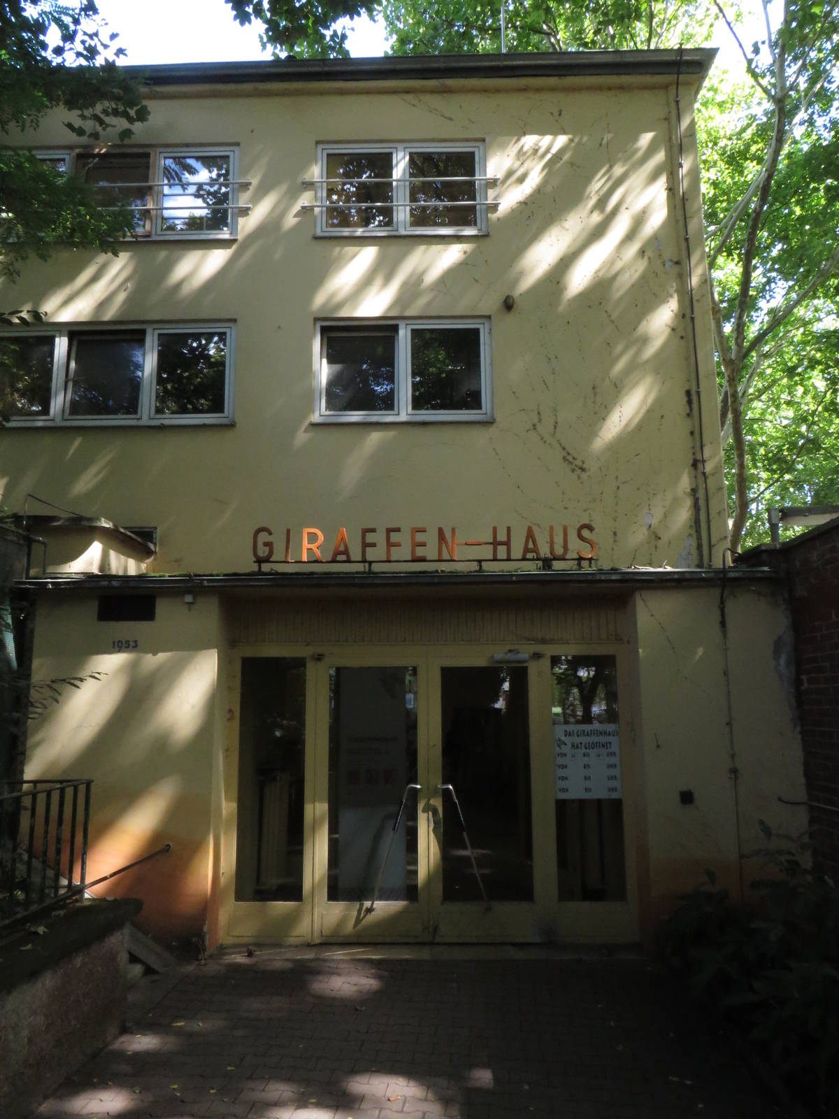 Giraffe house - entrance