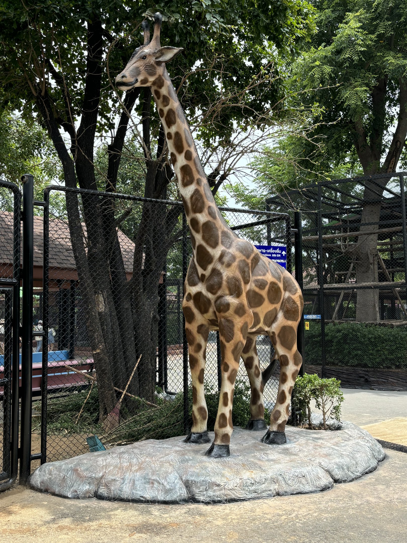 Giraffe Statue - Lion Park