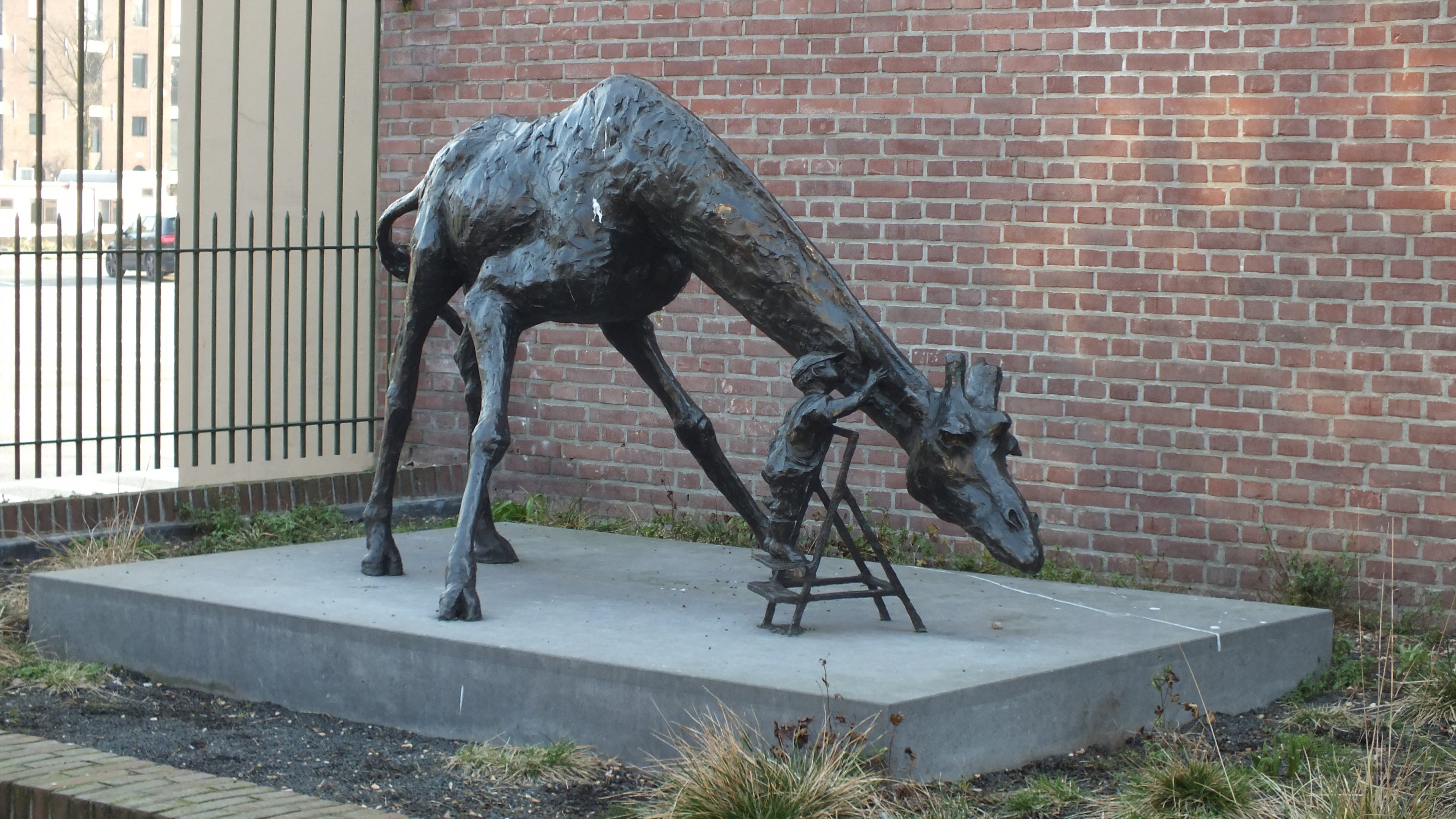 Giraffe statue outside Reptile House
