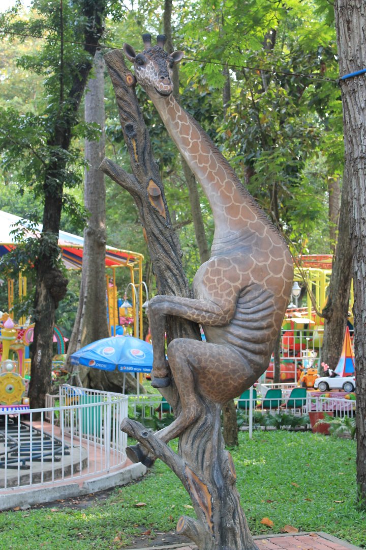 giraffe statue