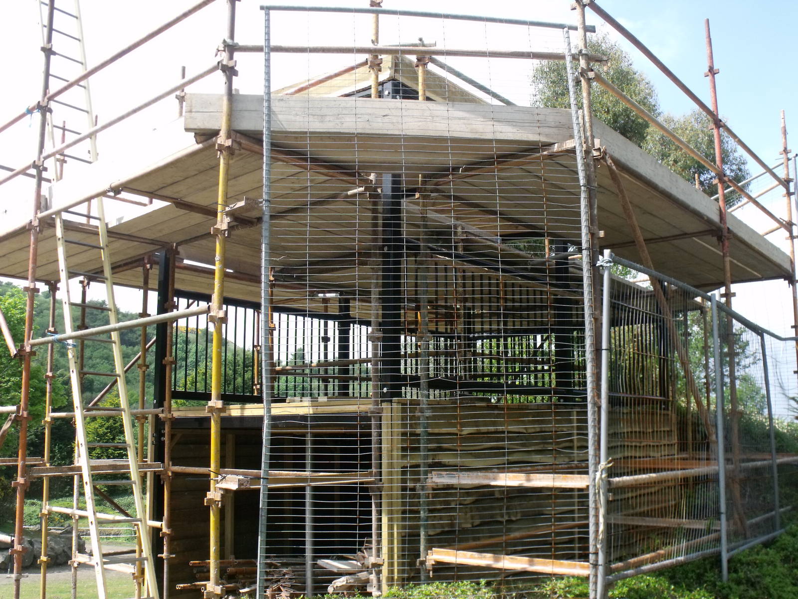 Giraffe viewing platform in construction