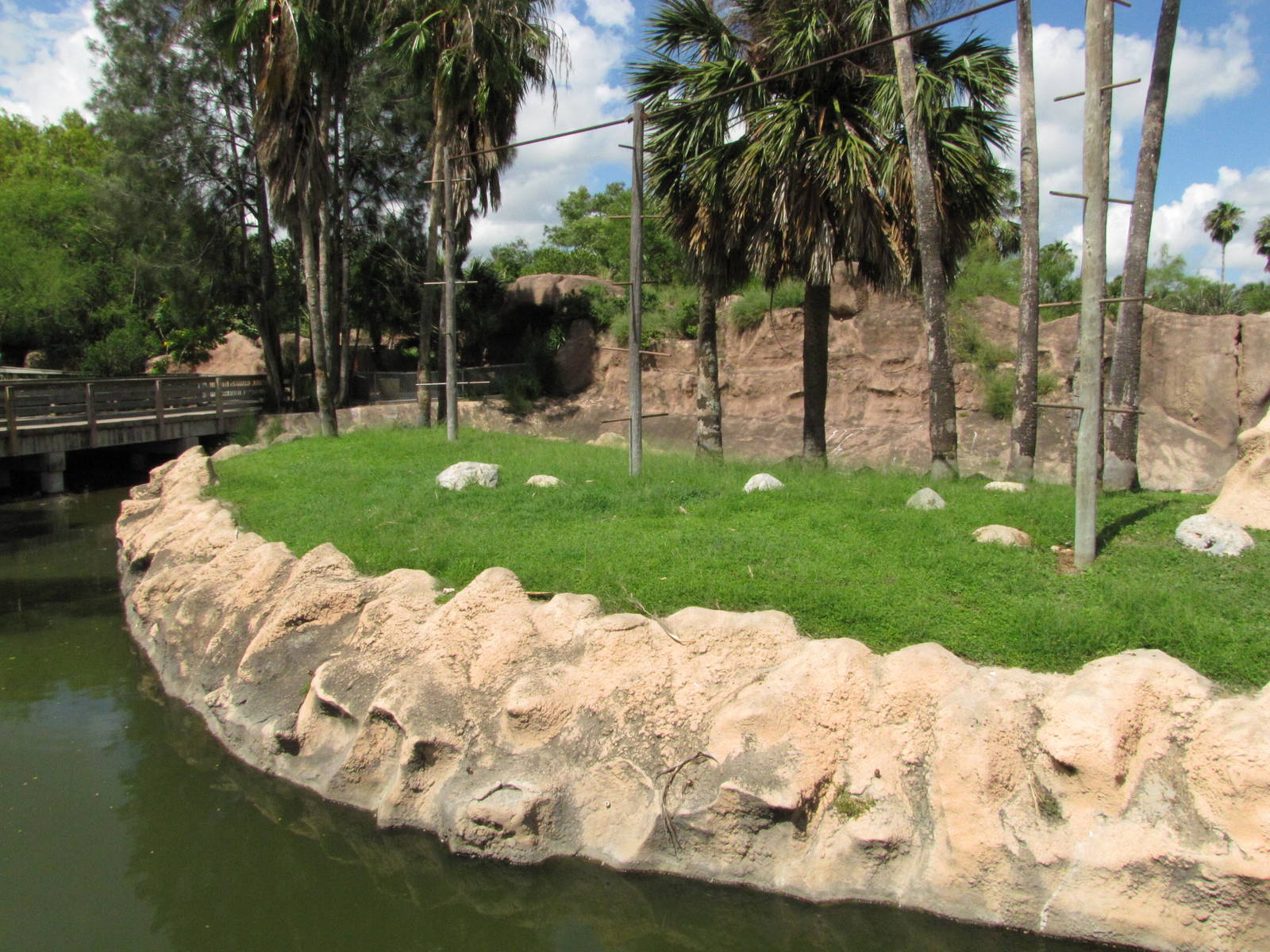 Gladys Porter Zoo 2010 - One of several Gibbon exhibits