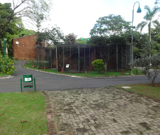 Goiânia zoo - bird exhibits at the entrance