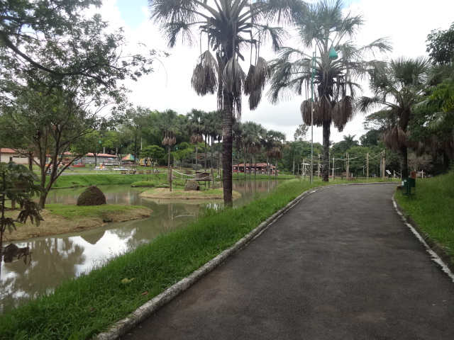 Goiânia zoo - lakeside pathway