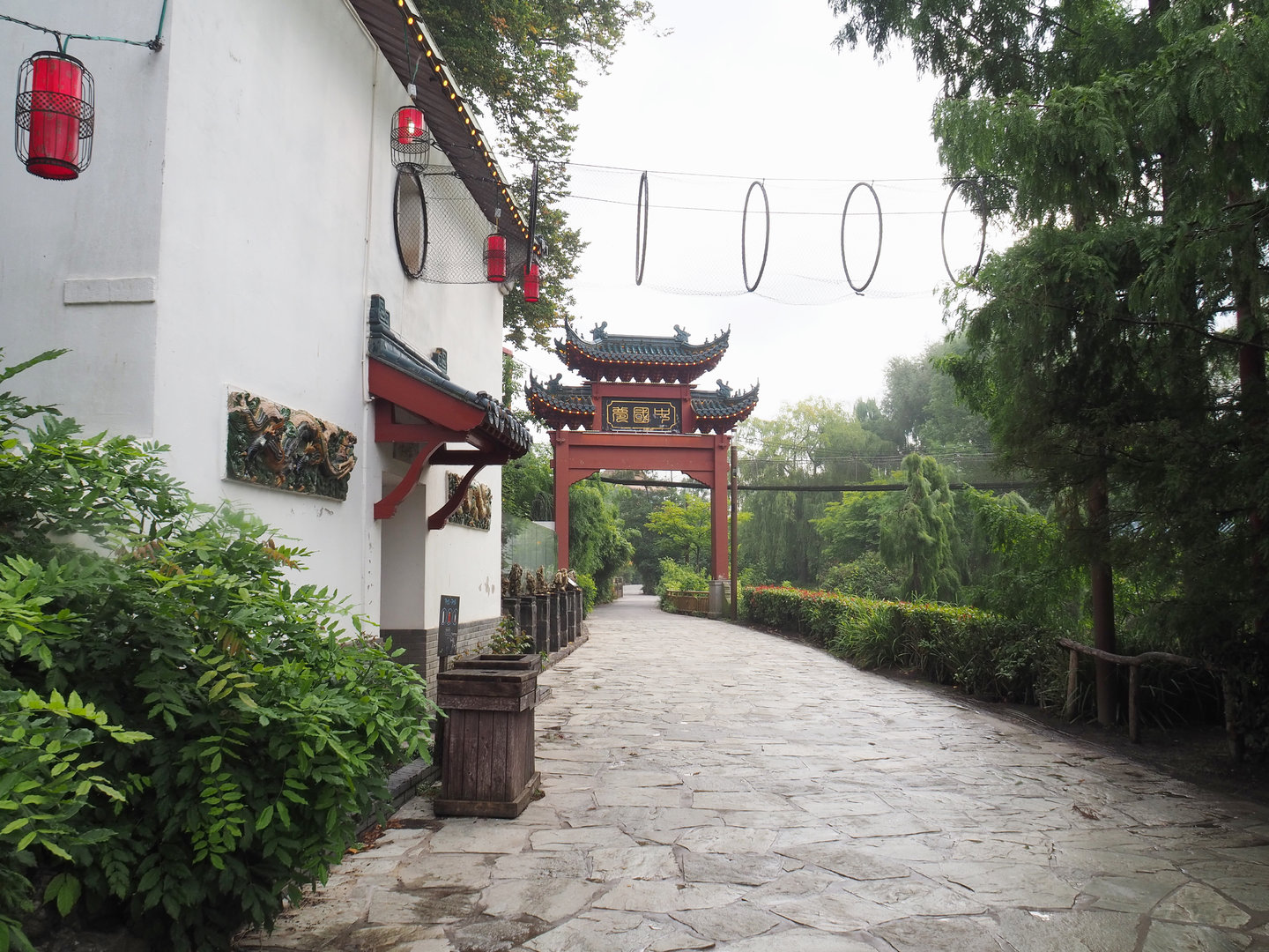Golden-cheeked gibbon house and Chinese gate, 2022-09-15