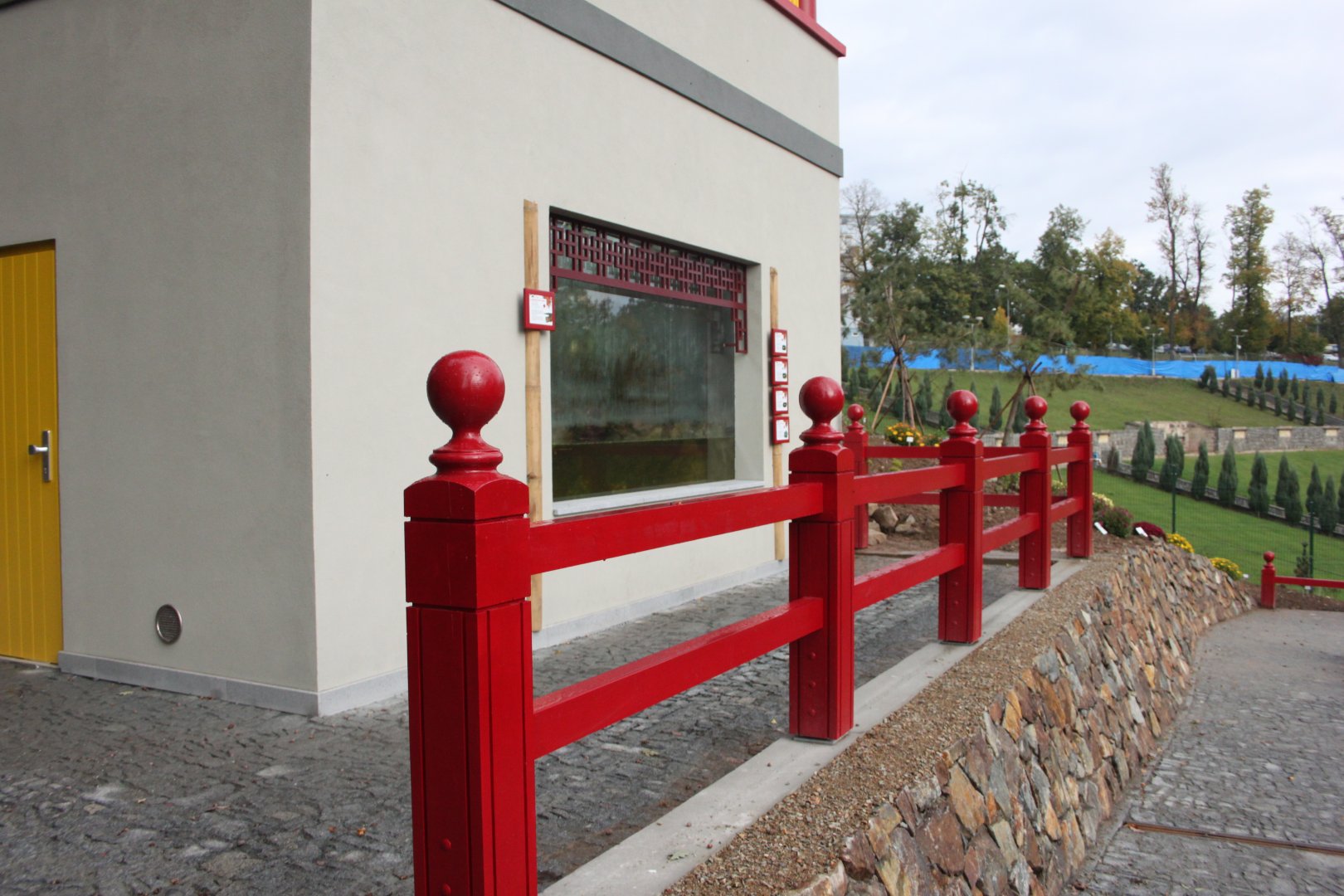 Goldfish house - Chinese crocodile exhibit closeup