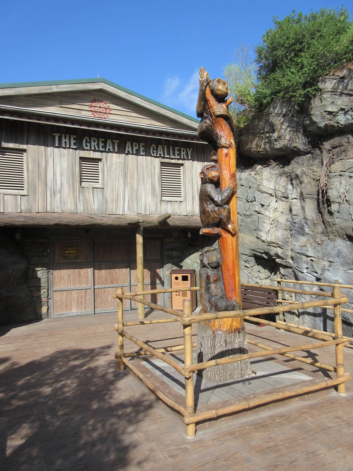 Gorilla + Chimpanzee Building - Indoor Viewing Area