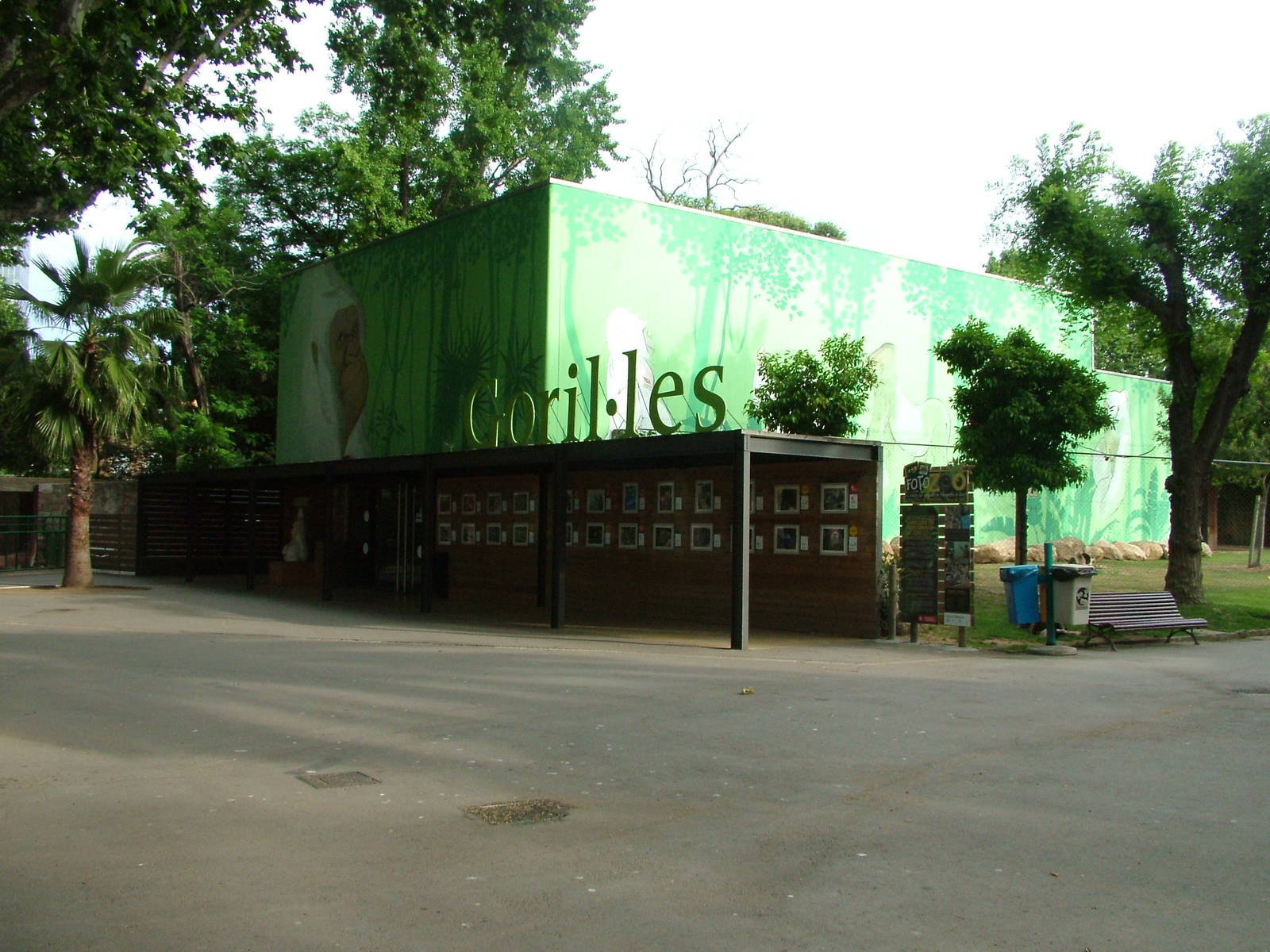Gorilla Exhibition Building at Barcelona, 30/05/11