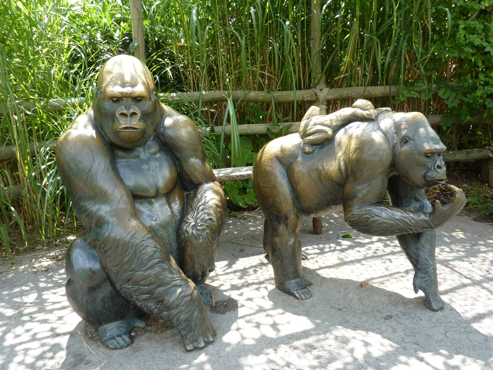 Gorilla Forest - Statues