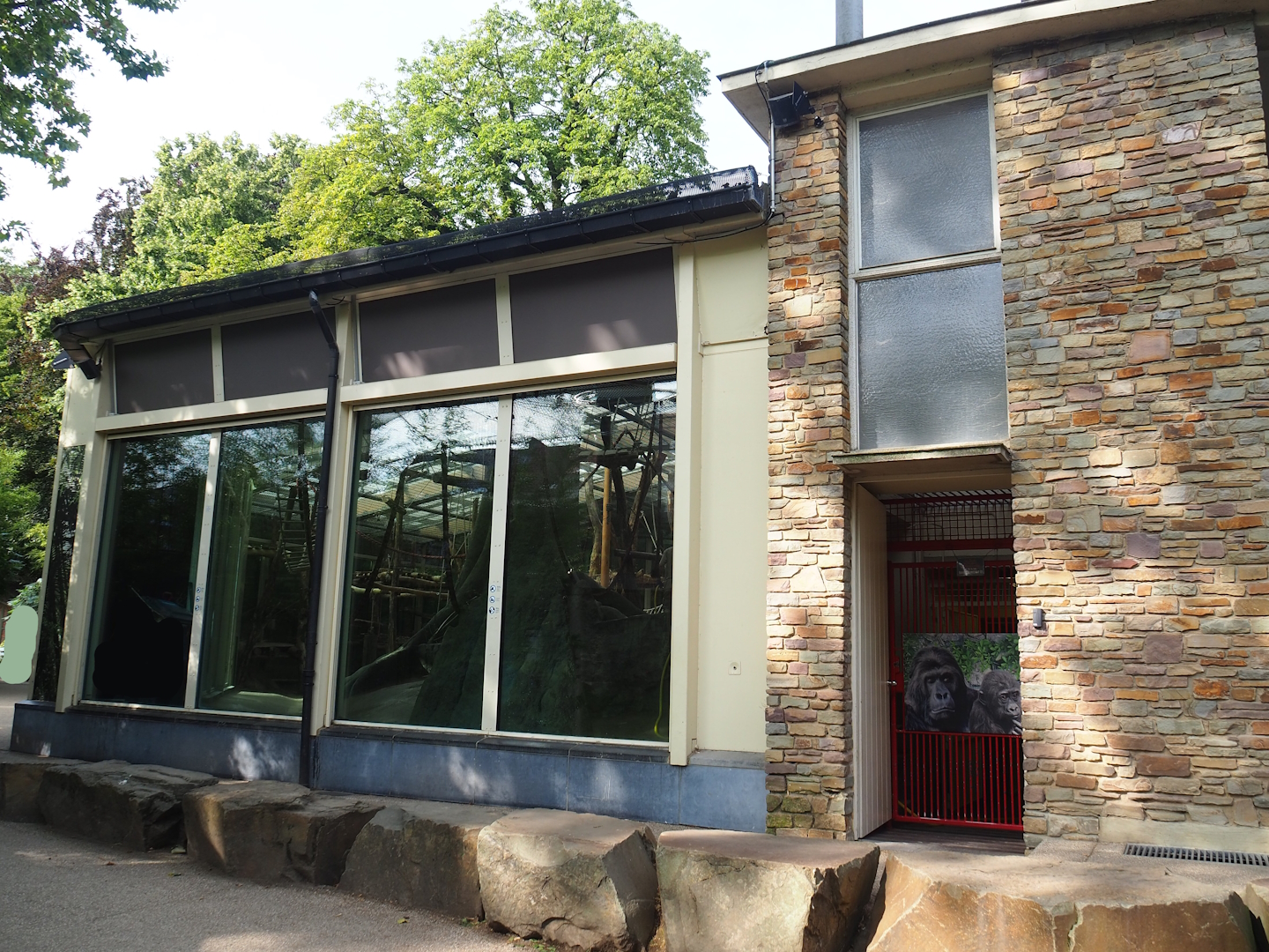 Gorilla indoor 'sunroom' exhibit and keeper access into ape house, 2023-07-22