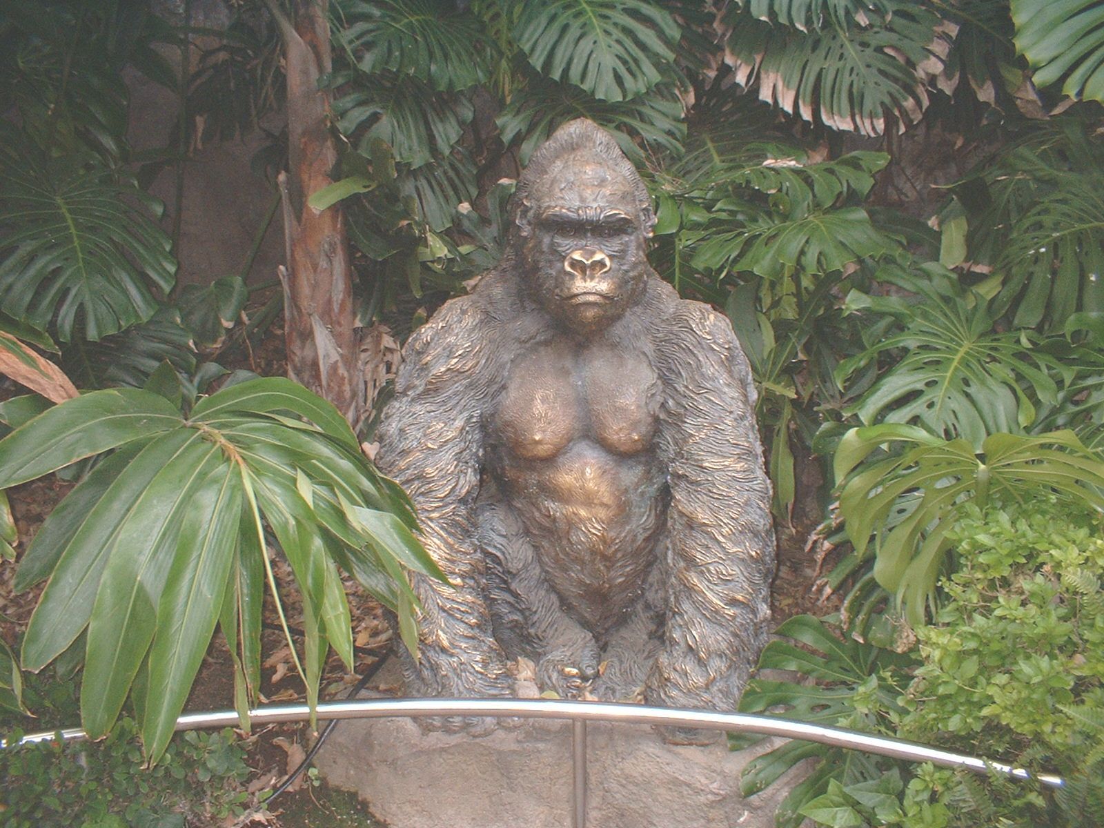 Gorilla statue at Loro Parque, 21 May 2004