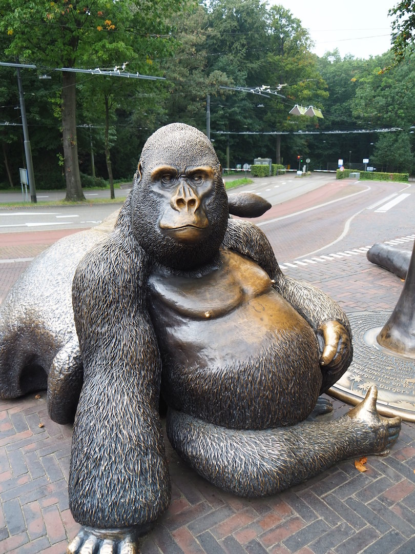 Gorilla statue at the entrance, 2023-10-07