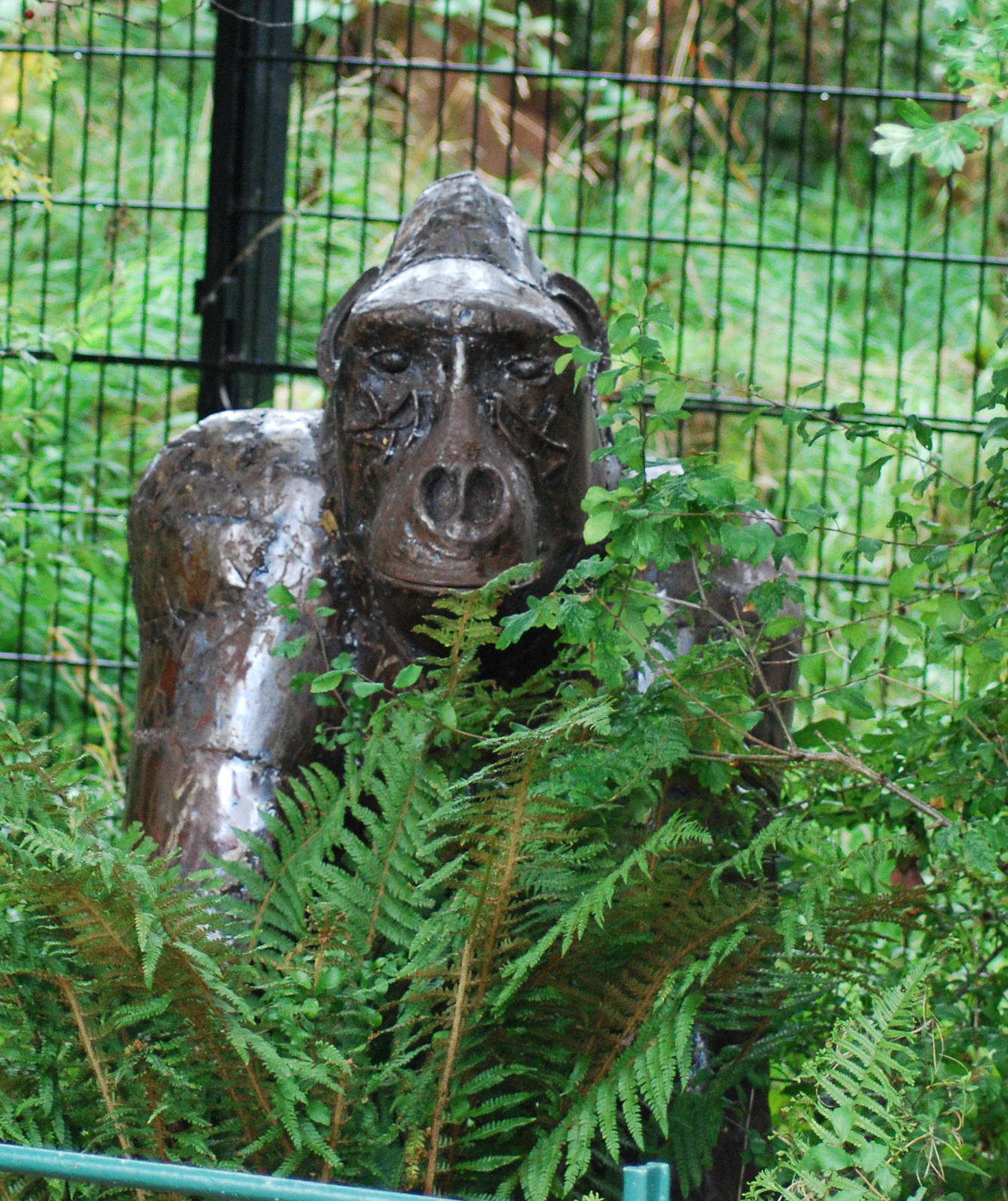 GORILLA STATUE