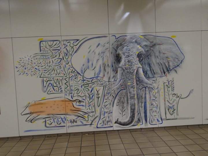 Graphicses in the station queues U-bahn by the Zoo