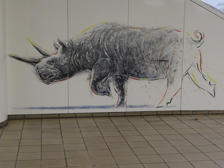 Graphicses in the station queues U-bahn by the Zoo