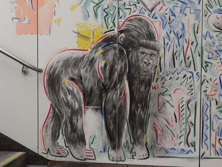 Graphicses in the station queues U-bahn by the Zoo