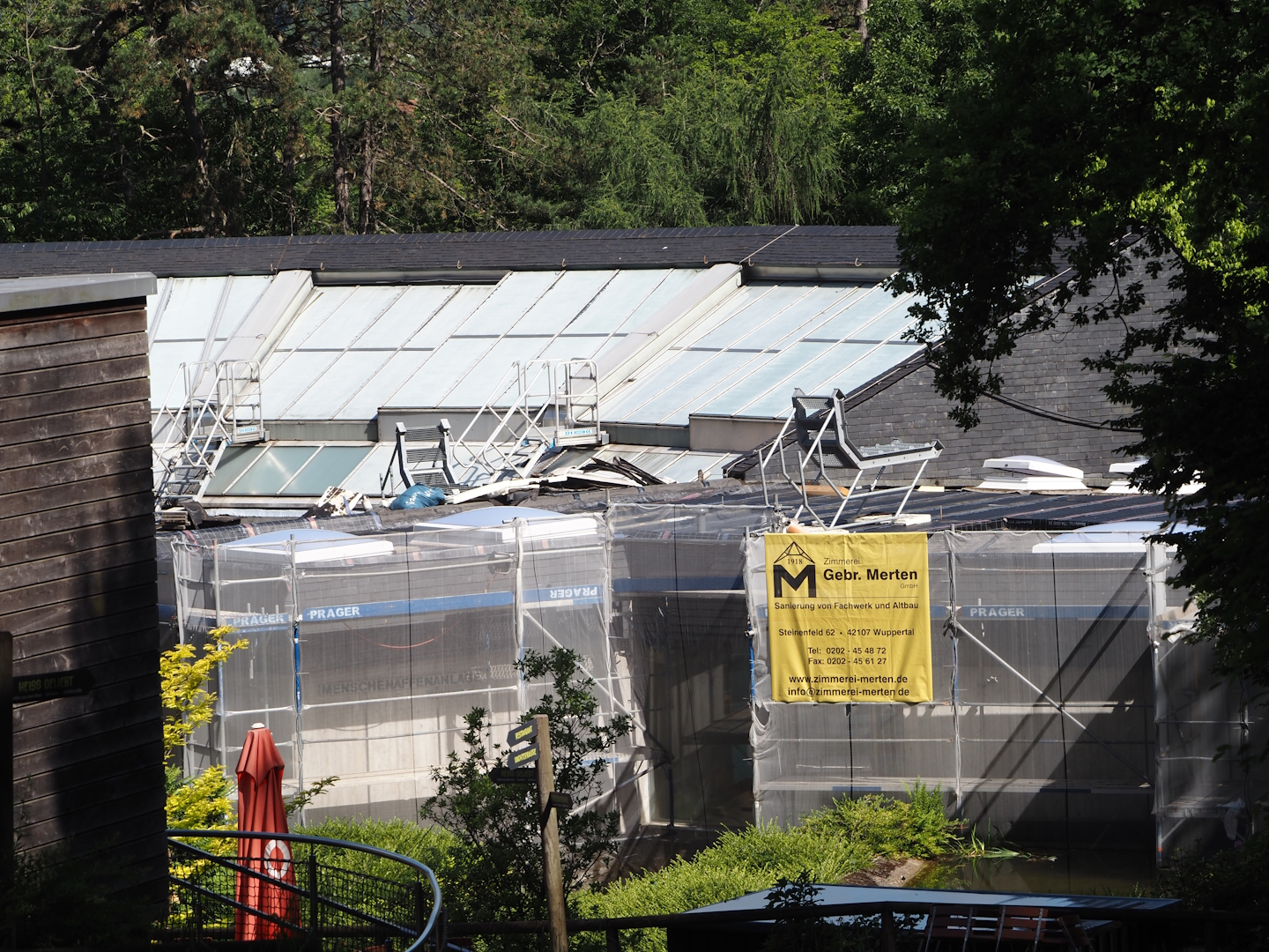 Great ape house roof renovations, 2025-05-30