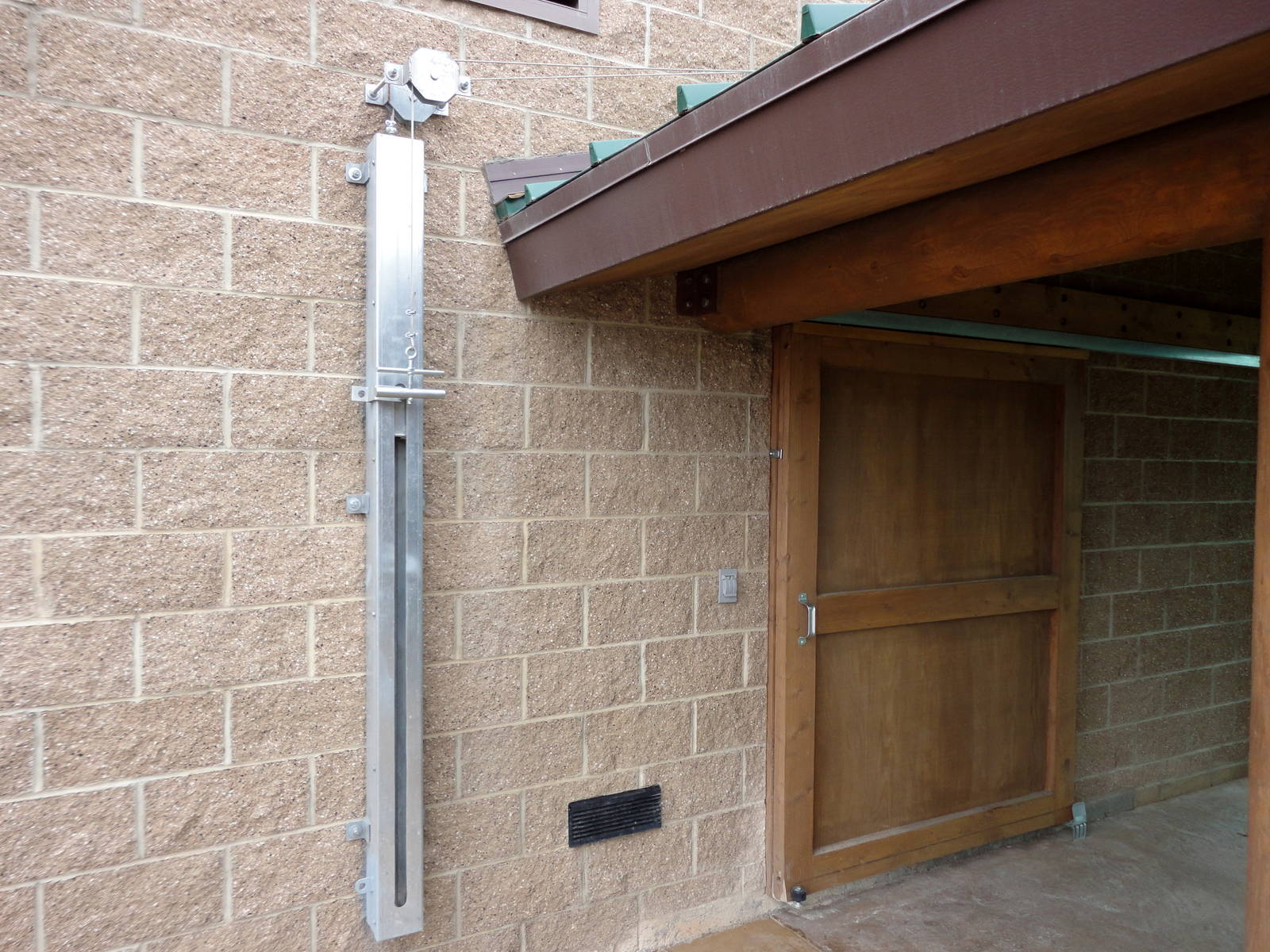 Grizzly Bear Exhibit - Training Panel