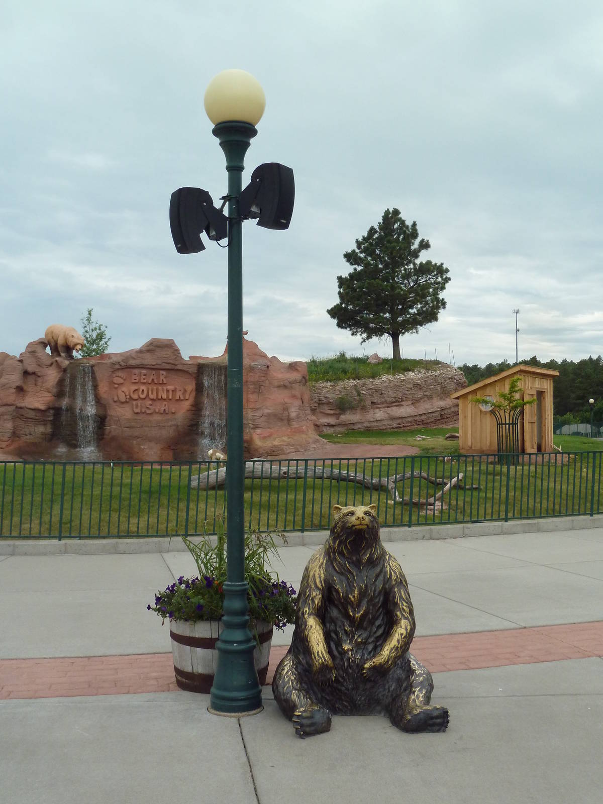 Grizzly Bear Lamp Post