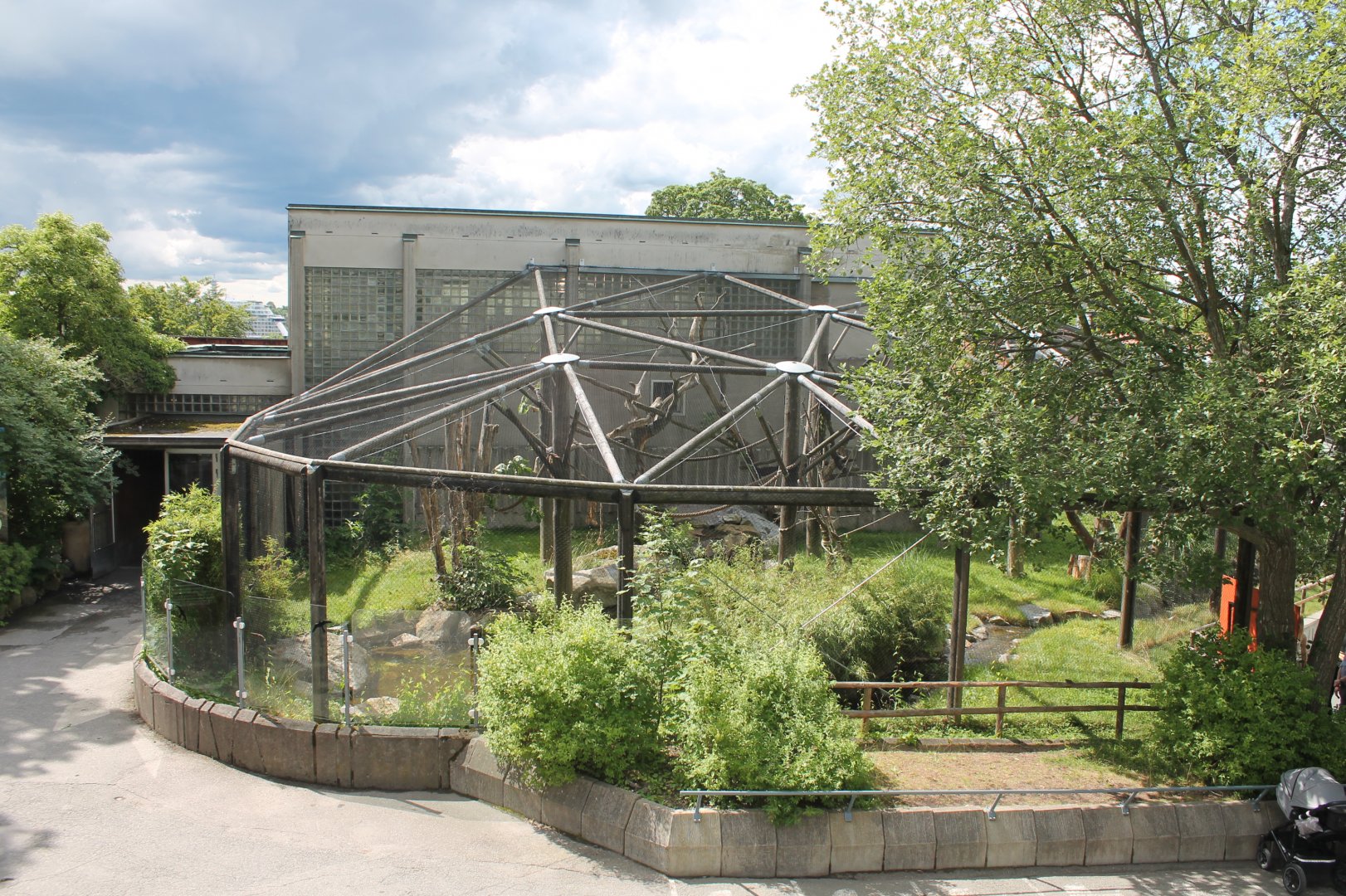 Guereza Outdoor Enclosure