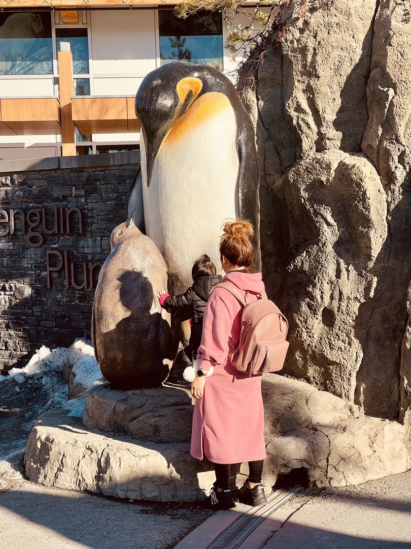 Guests enjoying the penguin statue.
