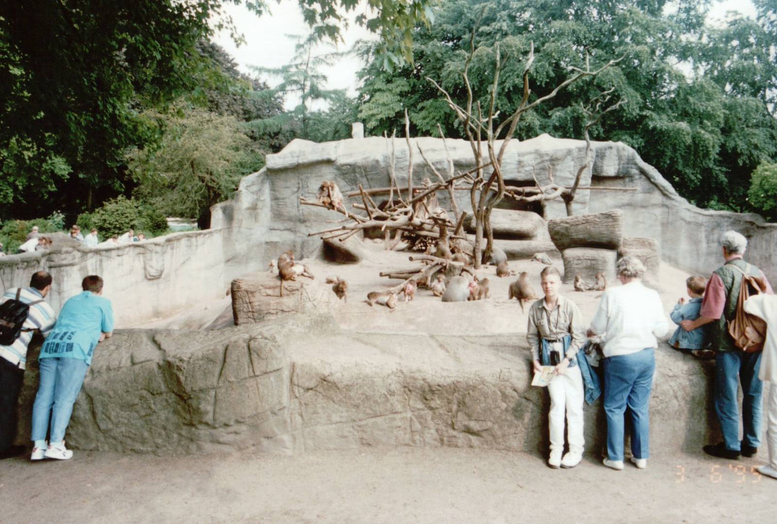 Hagenbeck 1995 - Front of the Hamadryas Baboon exhibit