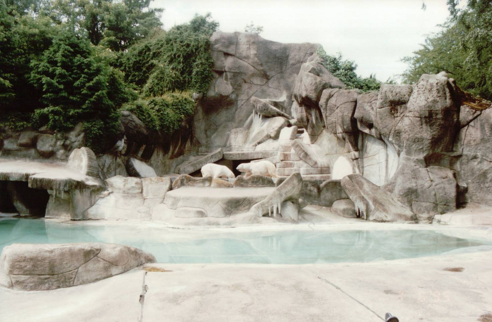 Hagenbeck 1995 - Polar Bear exhibit in the old Eismeer Panorama