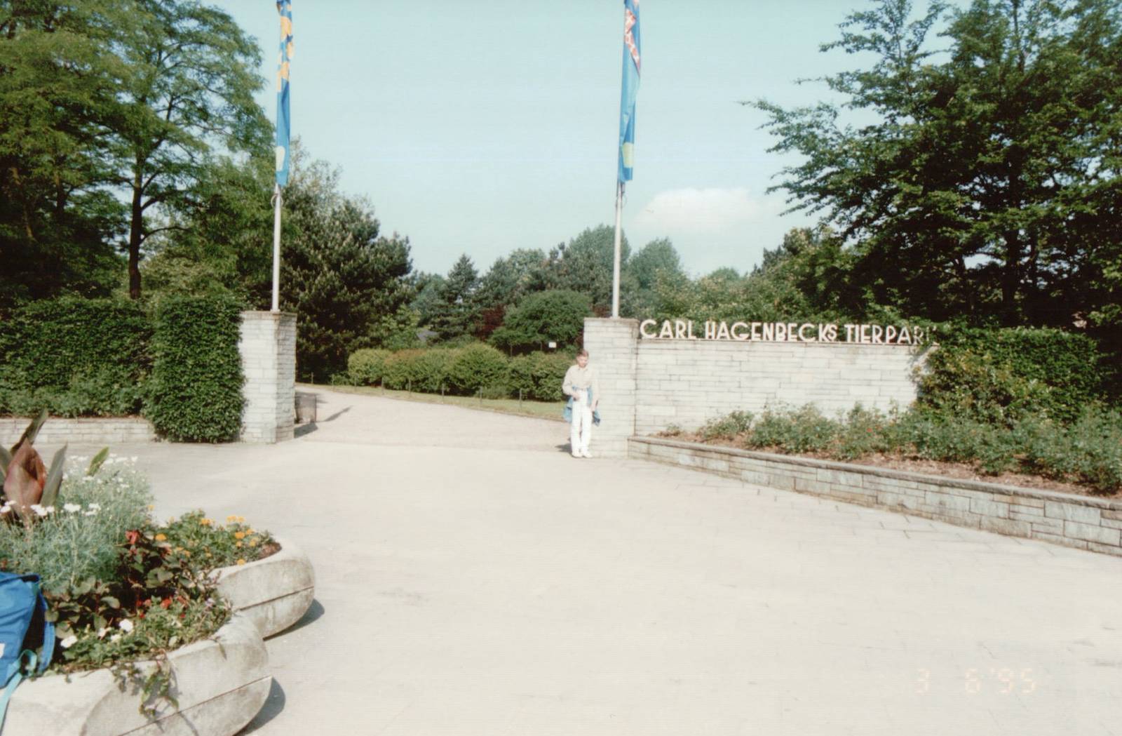 Hagenbeck 1995 - Welcome gate next to the subway station