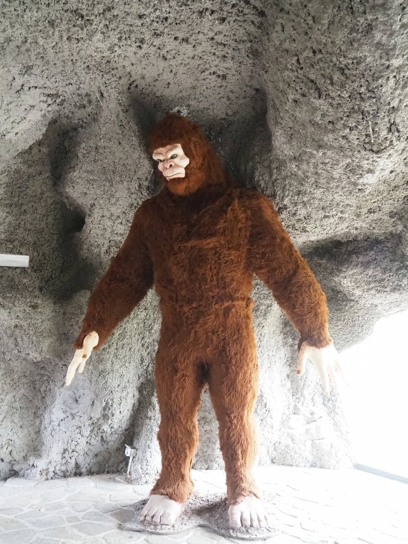 Halloween decorations - Bigfoot statue, 2023-10-13