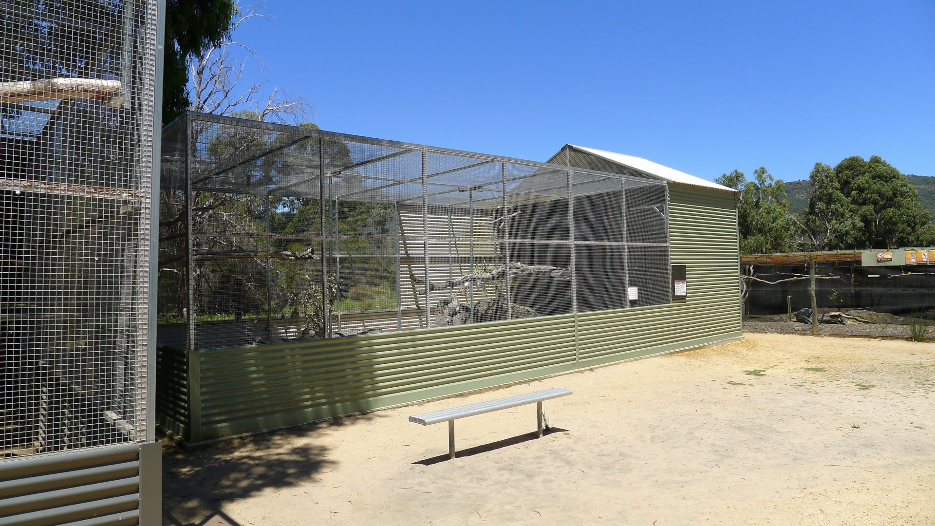 Halls Gap Zoo - Blue & Gold Macaw avairy