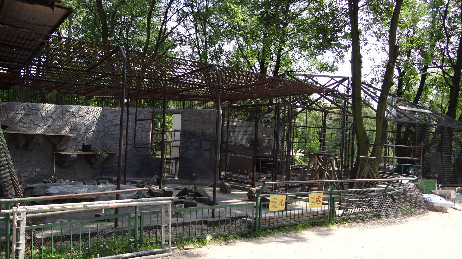 Hamadryas Baboon cage during renovation