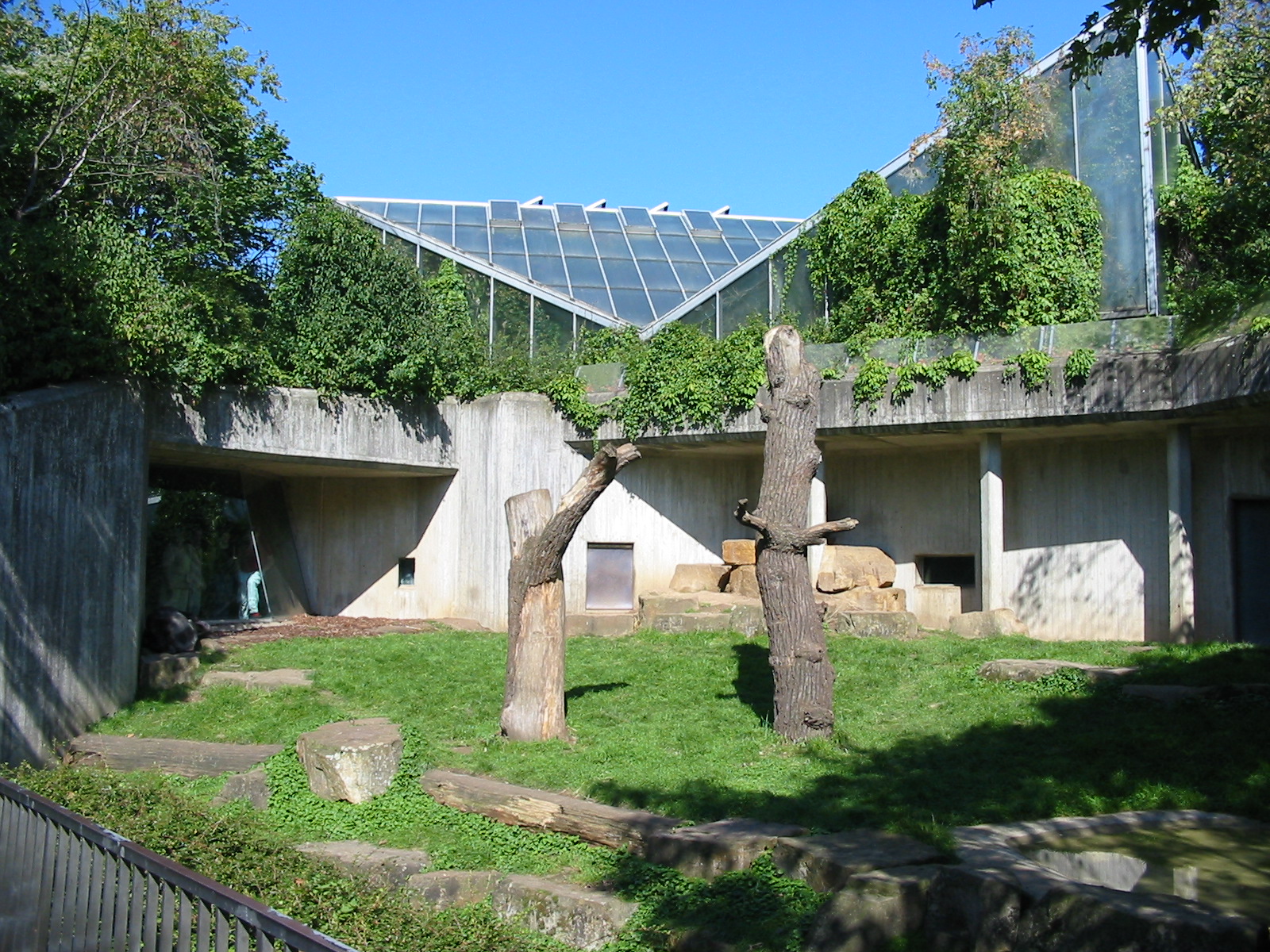 Hannover Zoo 2004 - Another old outdoor Ape exhibit