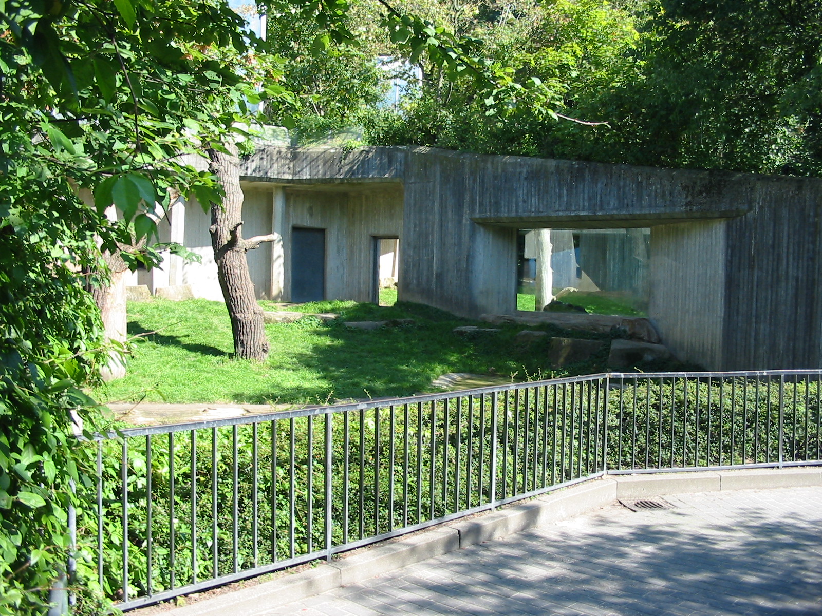 Hannover Zoo 2004 - Old outdoor Ape exhibit