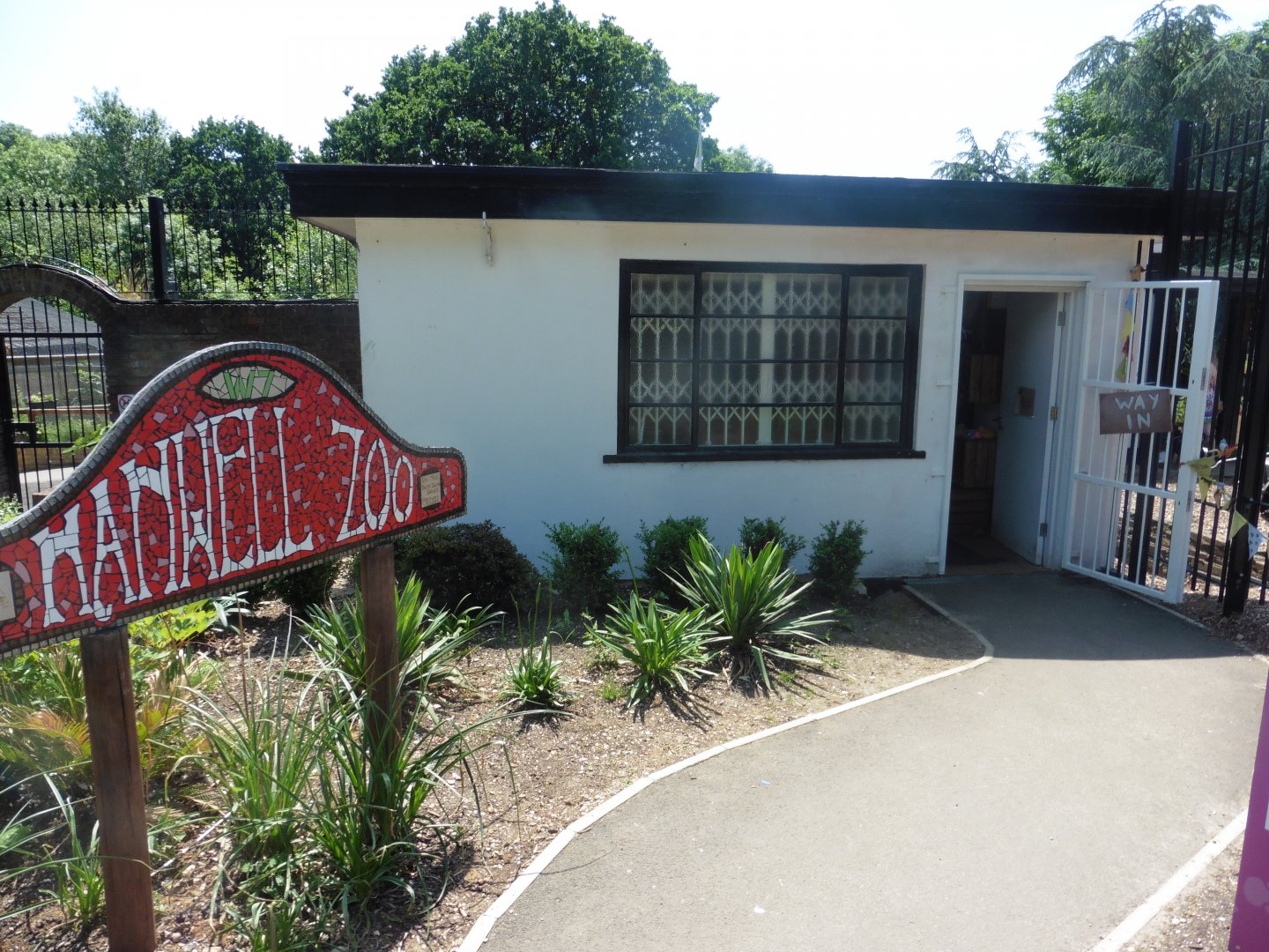 HANWELL ZOO: Entrance/Exit and Gift Shop