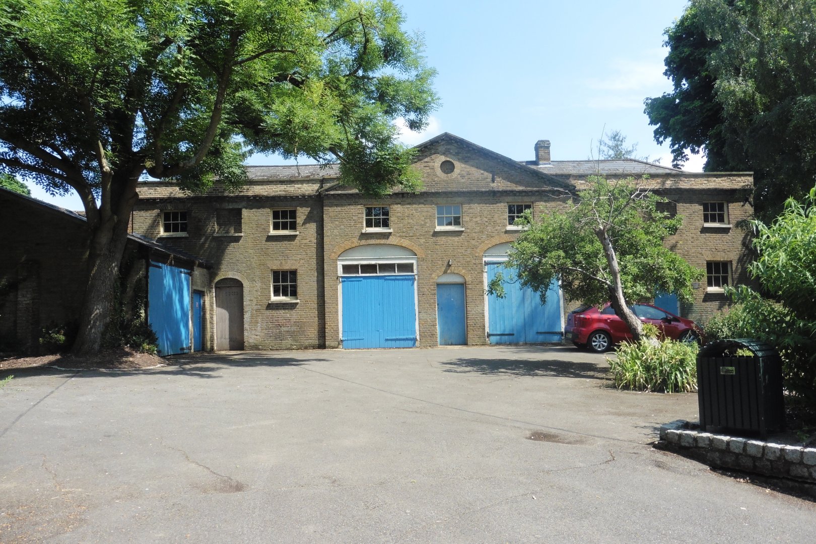HANWELL ZOO: Stables otuside in park