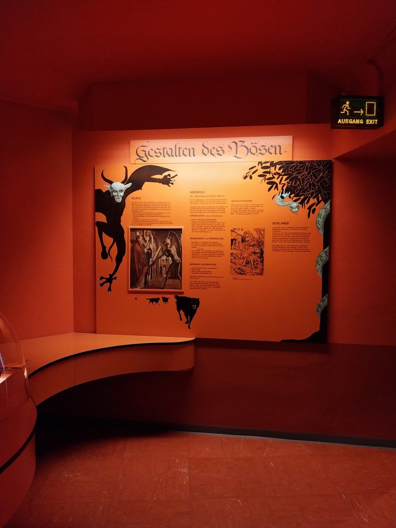 Haus der Natur - Aquarium - Shaping the evil