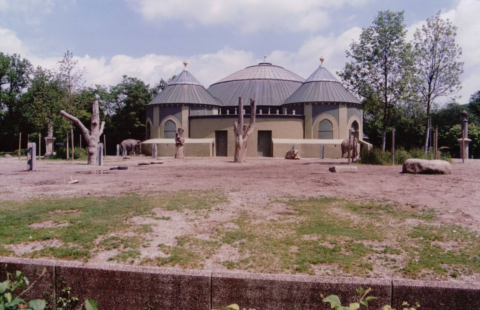 Hellabrunn 1999 - Pachyderm Building and Asiatic Elephant exhibit
