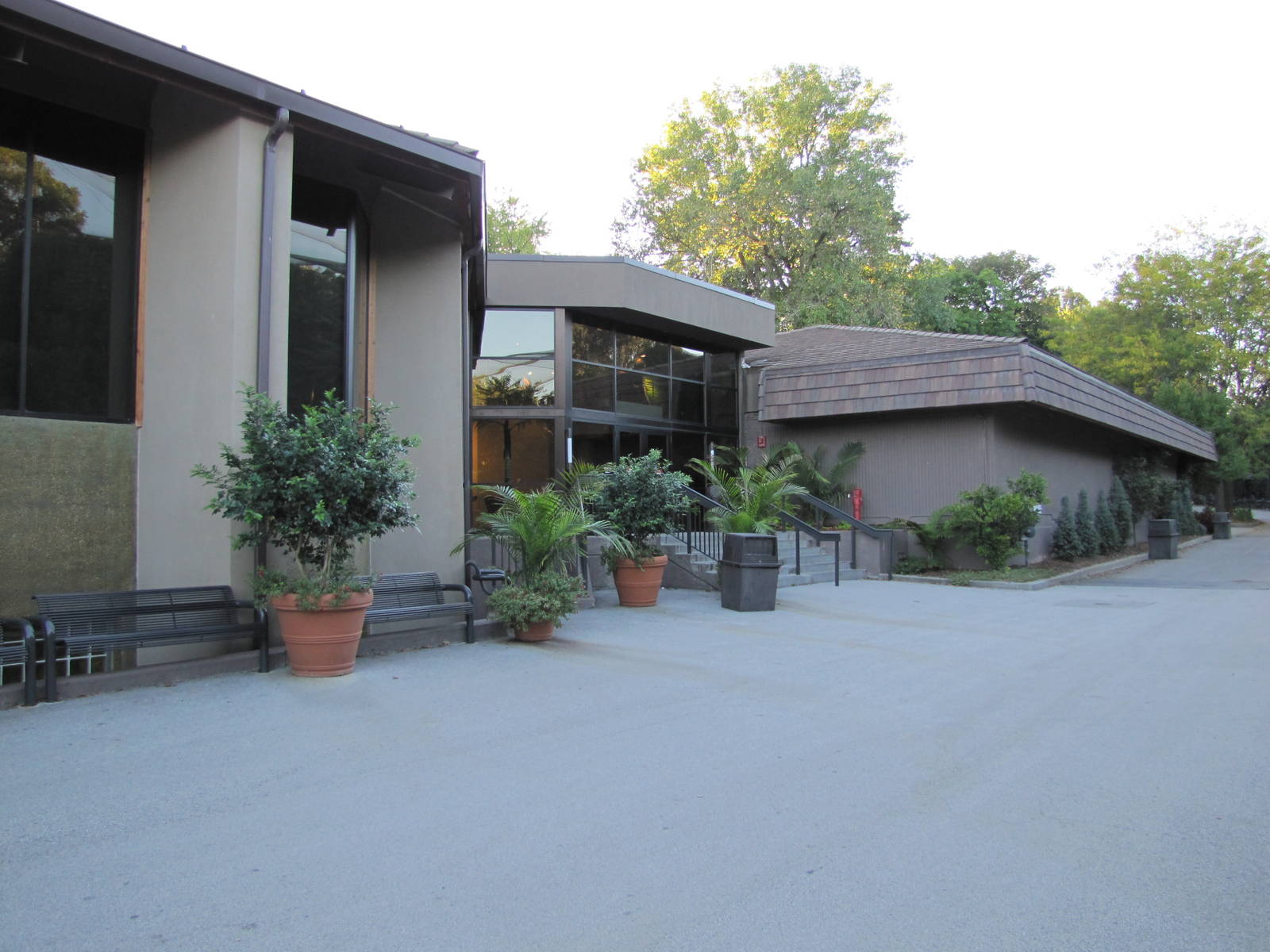 Henry Doorly Zoo 2010 - Front of Hubbard Gorilla Valley