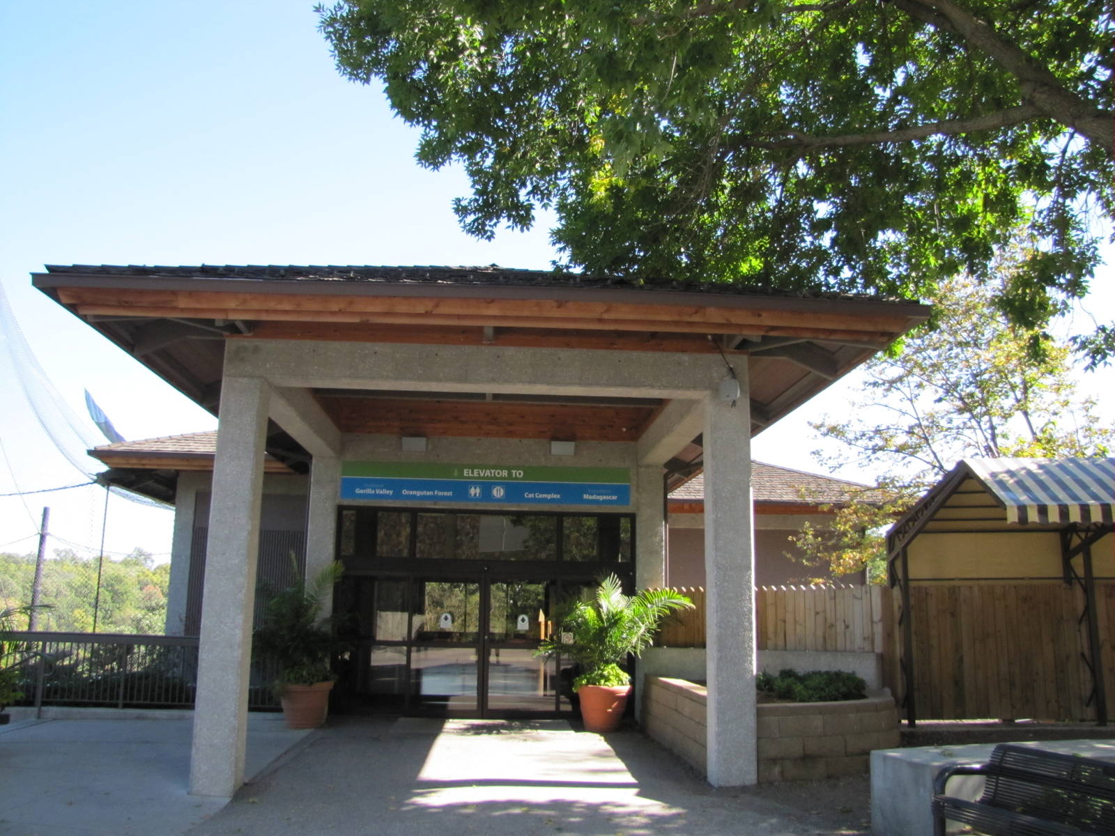 Henry Doorly Zoo 2010 - Lift between levels