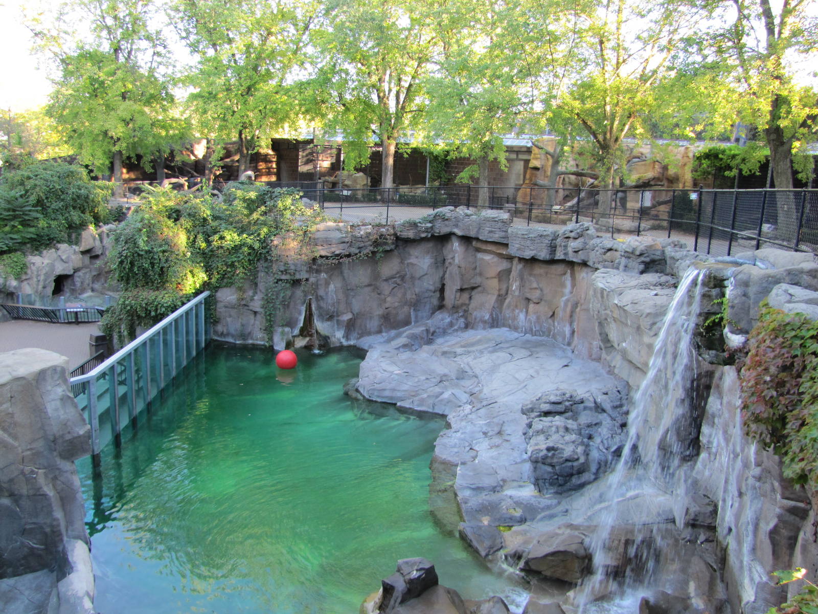 Henry Doorly Zoo 2010 - Second part of Polar Bear exhibit in Bear Canyon