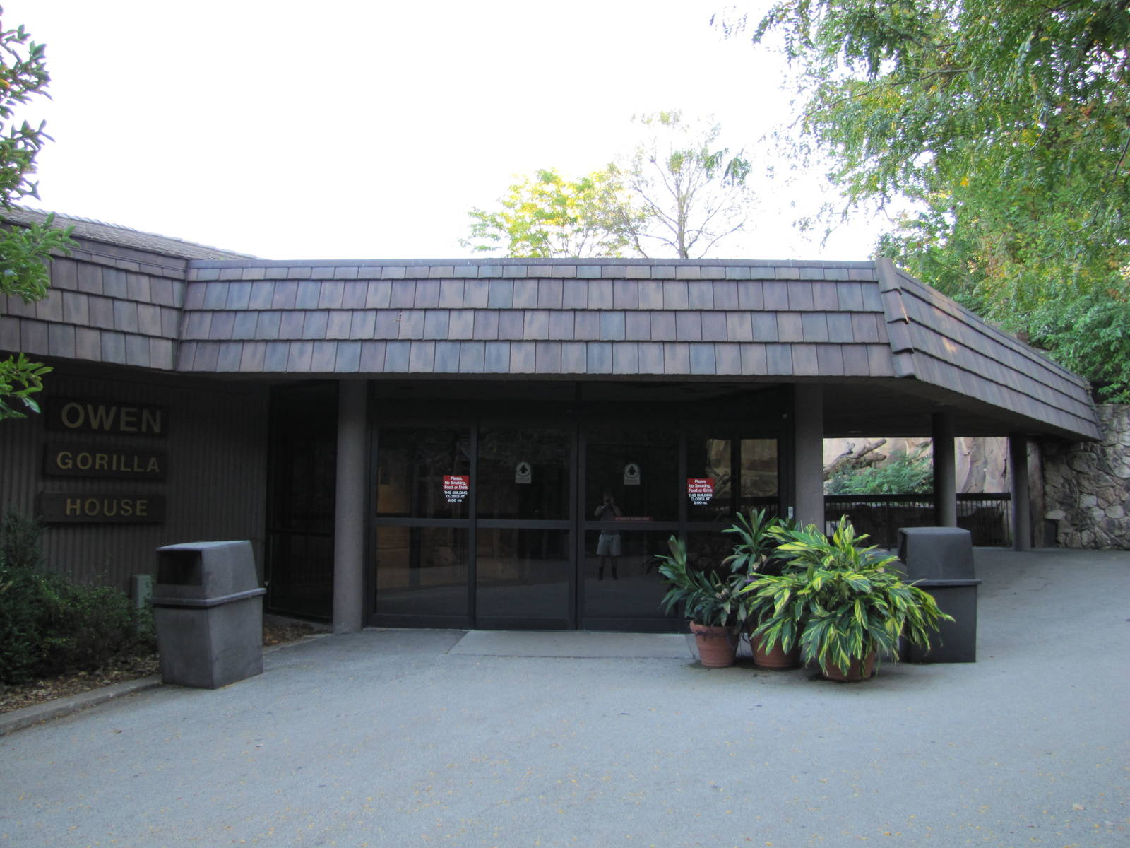 Henry Doorly Zoo 2010 - Side entrance of Owen Gorilla House