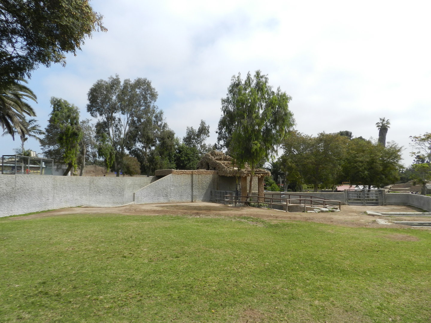 Hippo exhibit I - Parque de Las Leyendas