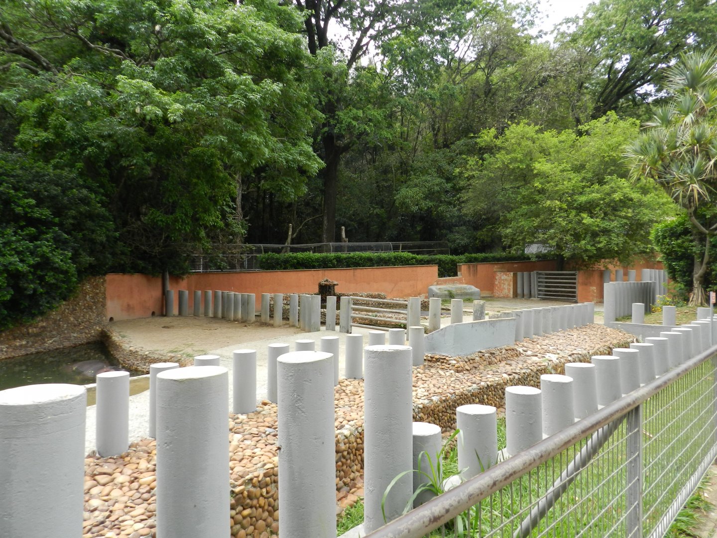 Hippo exhibit - Sorocaba zoo (PZMQB)