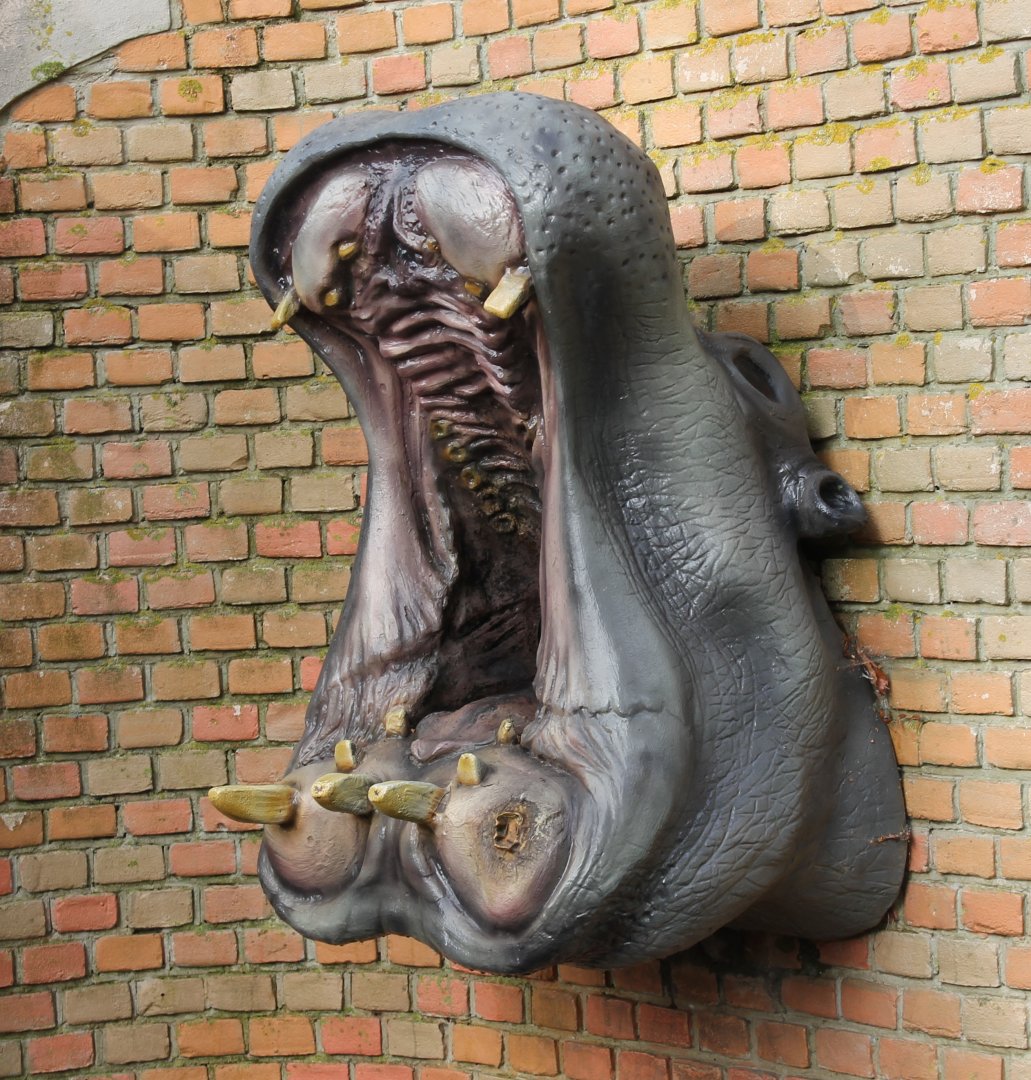 Hippo-statue
