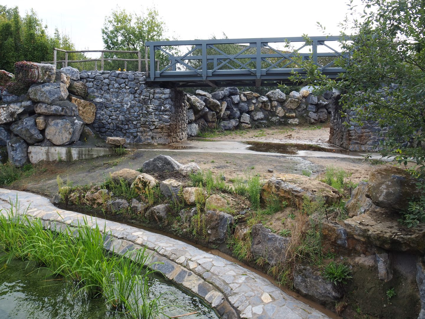 Hippopotamus exhibit - Land area and passage to indoor holding, 2019-10-04