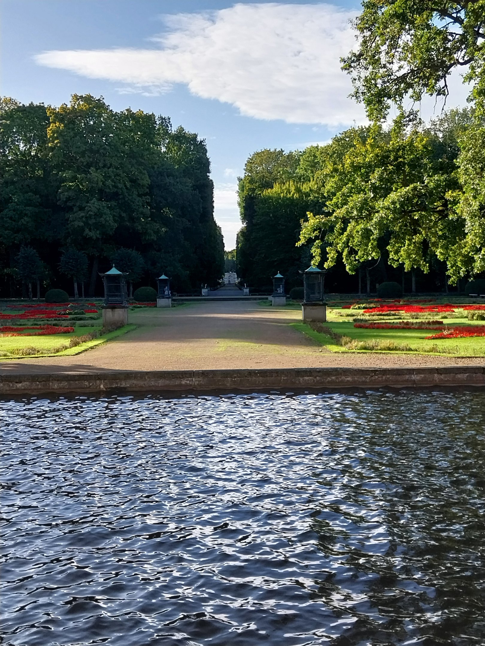 Historic lane between Friedrichsfelde Castle and Kakadu Terrassencafé