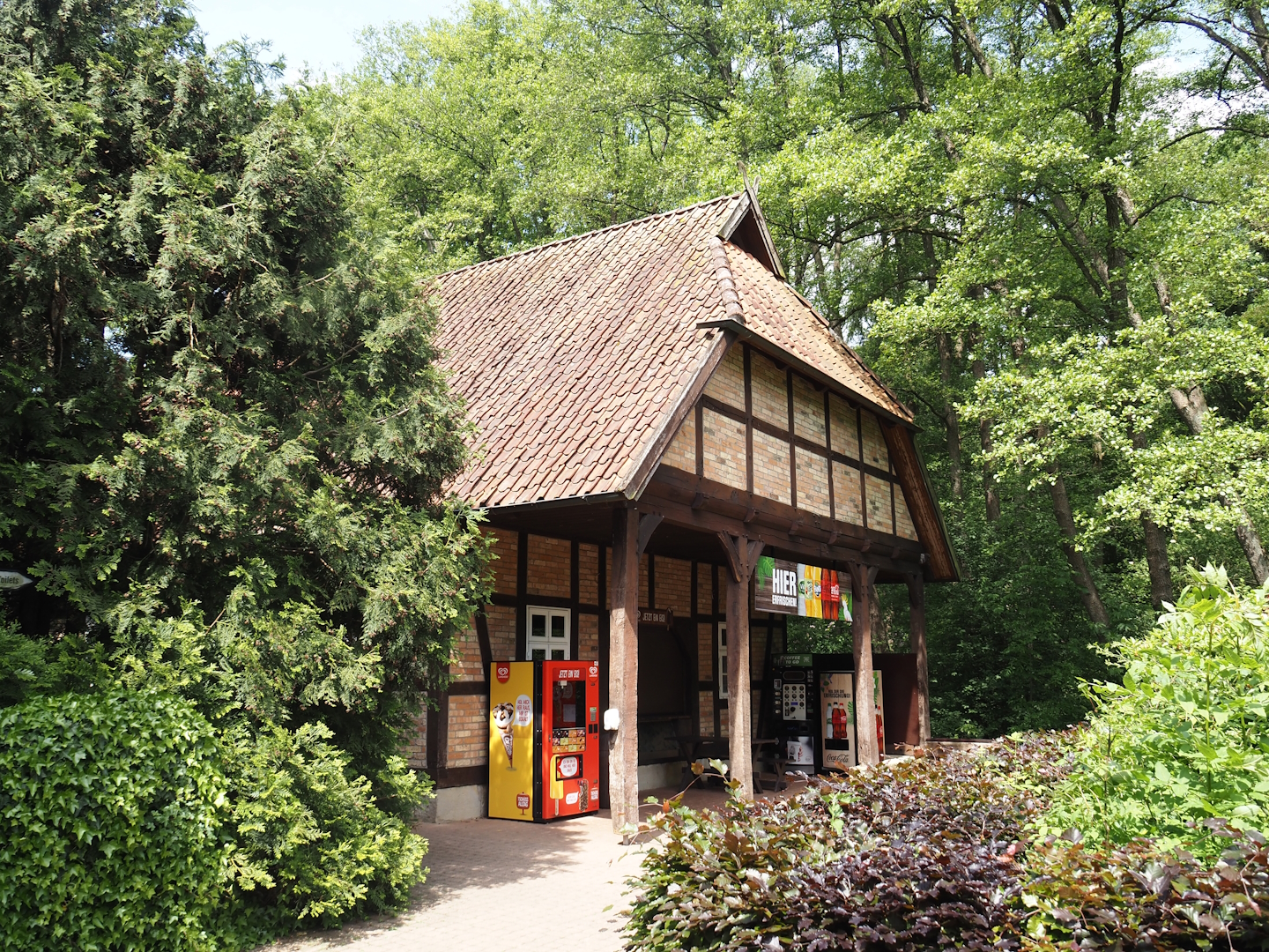 Historical building with drink and ice cream stand, 2024-05-21