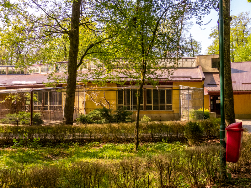 house of aquarium, birds and reptiles