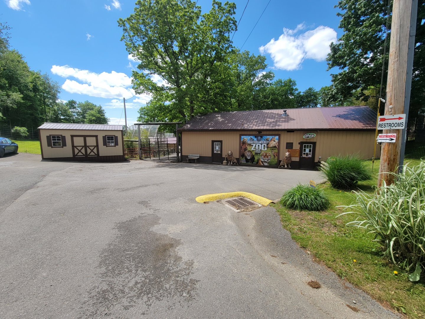 Hovatter's - Entrance/exit building