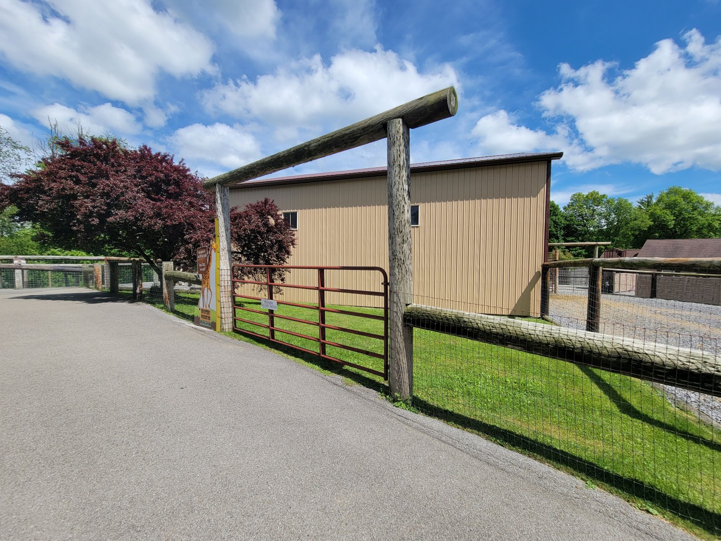 Hovatter's - Giraffe barn